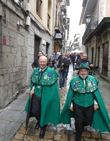 Imagen secundaria 2 - La degustación ha hecho las delicias de los entusiastas del respigo, que han contado con la presencia de los Cofrades de la Anchoa de Cantabria, así como de la alcaldesa de Laredo y otros miembros de su corporación 