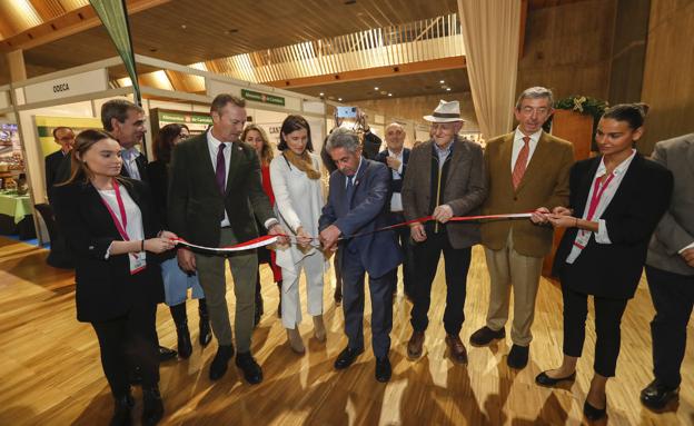 De izquierda a derecha: Ignacio Pérez, Miriam Díaz, Guillermo Blanco, Marta López, Gema Igual, Miguel Ángel Revilla, Rafael Blanco, Matías Llorente y Luis Revenga. 