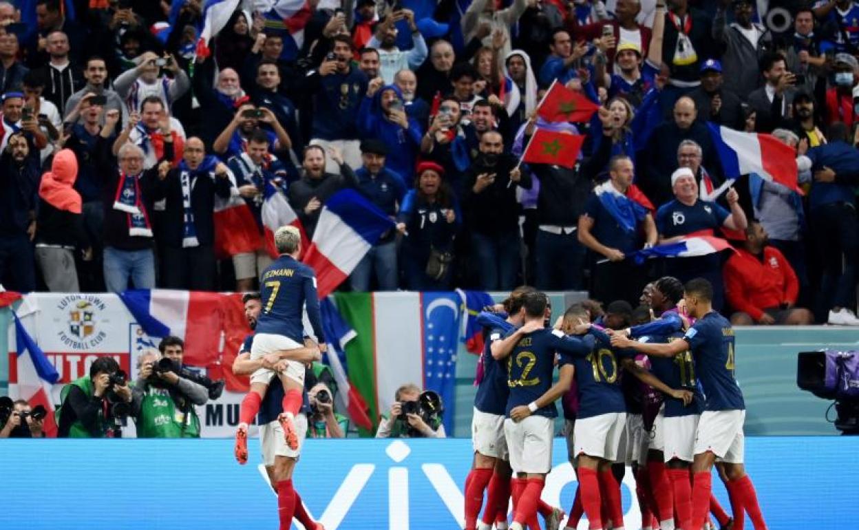 Los jugadores franceses celebran el gol de la victoria marcado por Giroud. 