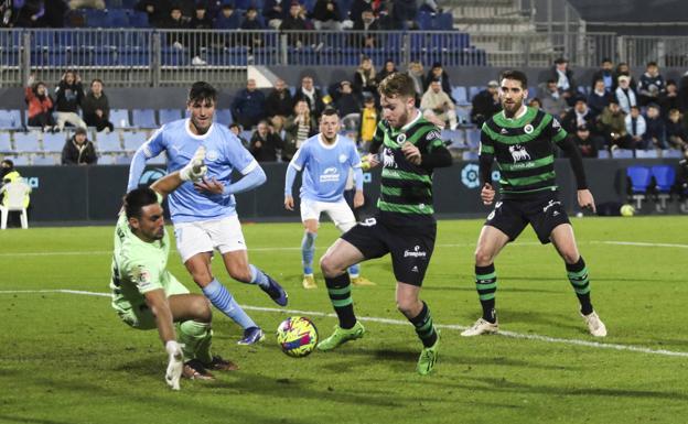 Fuzato desbarata la ocasión de Peque en la acción más peligrosa del Racing.