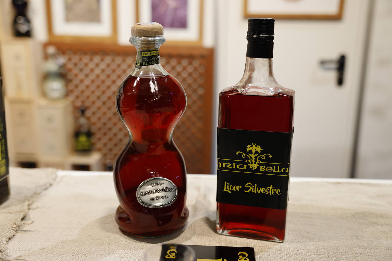 Licor silvestre Iria Bella de arándanos y escaramujo. Precio: 10 euros en botella normal (a la derecha) y 14 en envase premium. El producto y la cantidad es el mismo, solo cambia el recipiente.