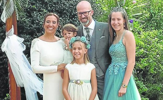 Imagen. Ana García y Luis A. Portilla se casaron el pasado 29 de octubre en Hoznayo. En la imagen, junto a sus hijas Sara, Irene e Inés. De luna de miel hicieron un crucero de Barcelona a Tenerife con parada en Casablanca.