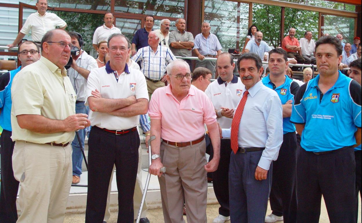 'Gilio', segundo por la derecha, junto a Revilla, Tete Rodríguez y Fernando Diestro, en la imposición de la Insignia de Oro de la FCB. 