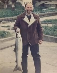 Imagen secundaria 2 - Arriba, pescadores en el río Asón. Abajo, un participantes en el master de campeones de pesca de salmón, que se celebró en aguas del Asón en el 96. Y Bautista González posa el campanu del Asón en 1992.