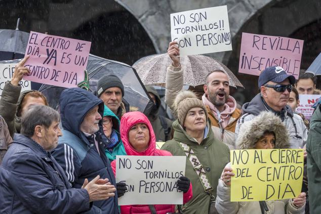 Familiares y vecinos de Castro se han concentrado bajo la lluvia este sábado