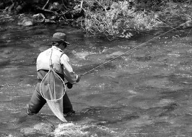 Imagen secundaria 1 - Arriba, pescadores en el río Asón. Abajo, un participantes en el master de campeones de pesca de salmón, que se celebró en aguas del Asón en el 96. Y Bautista González posa el campanu del Asón en 1992.