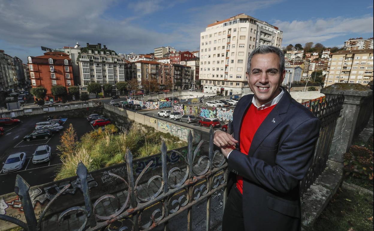 El vicepresidente regional, frente a los dos solares de Puertochico en los que se levantará el Mupac a partir del invierno. 