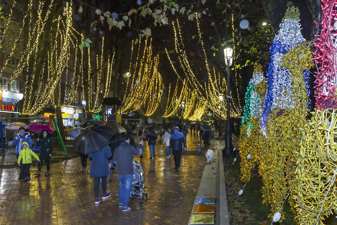 La iluminación de los 154 árboles de la calle es una de las novedades del año y alumbrarán las fiestas con 250.000 puntos de luces LED.