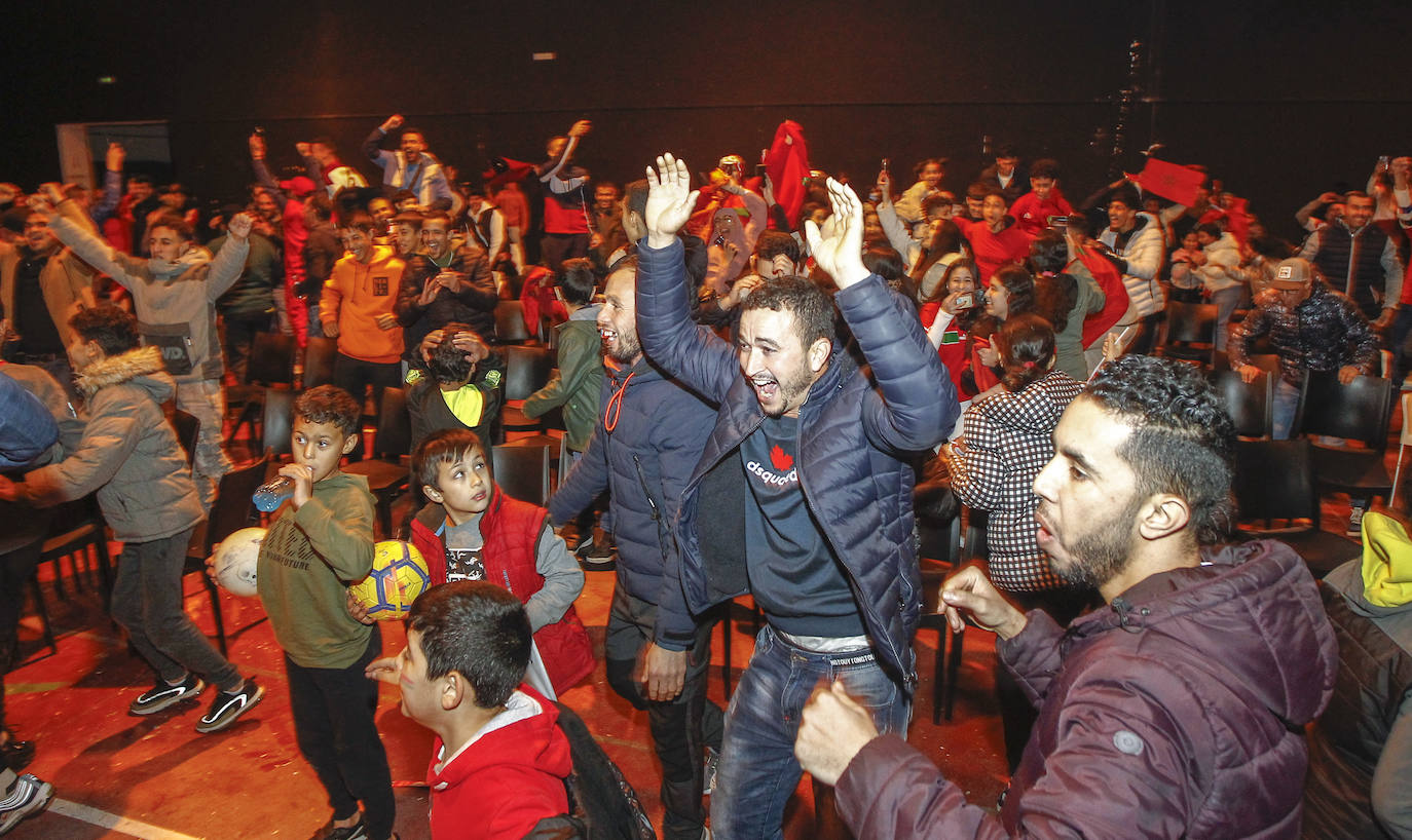 Fotos: La colonia marroquí celebra en Torrelavega el pase a semifinales