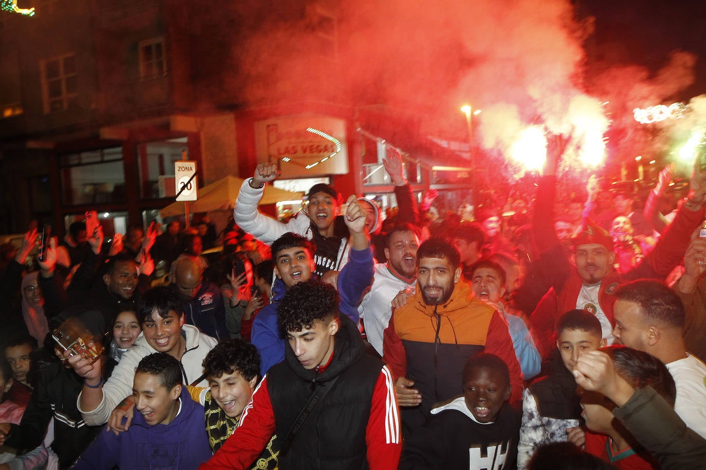 Fotos: La colonia marroquí celebra en Torrelavega el pase a semifinales