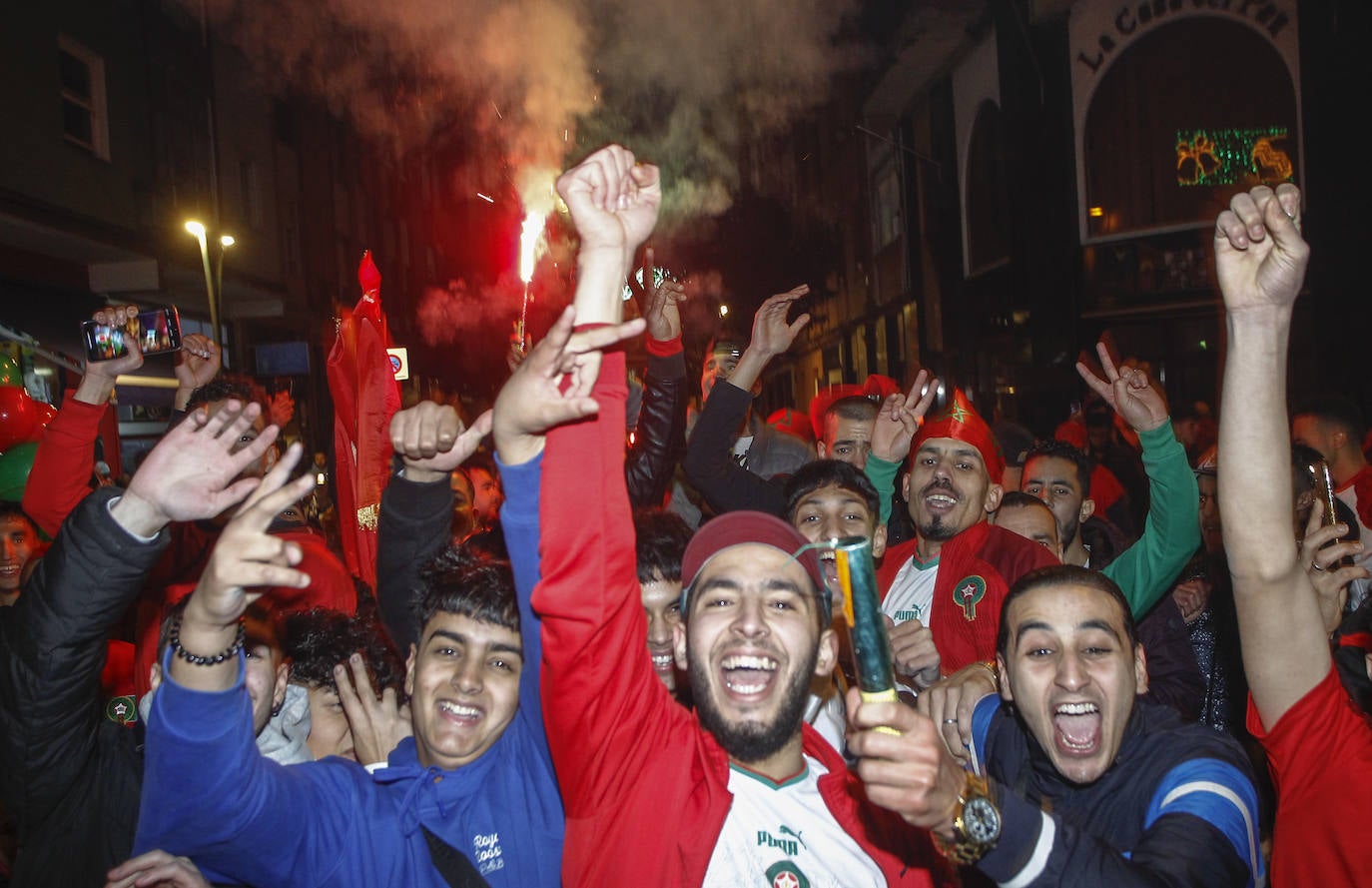 Fotos: La colonia marroquí celebra en Torrelavega el pase a semifinales