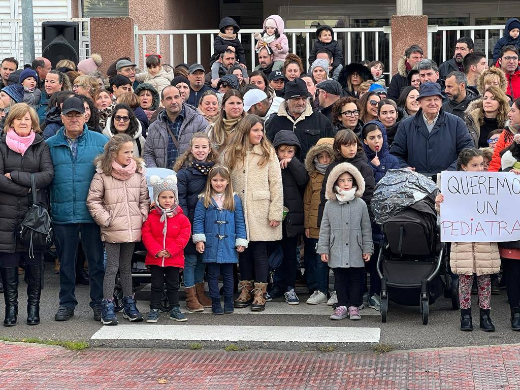 Cientos de personas se concentraron este sábado por la mañana frente al Centro de Salud de Reinosa para reclamar un servicio digno de pediatría.