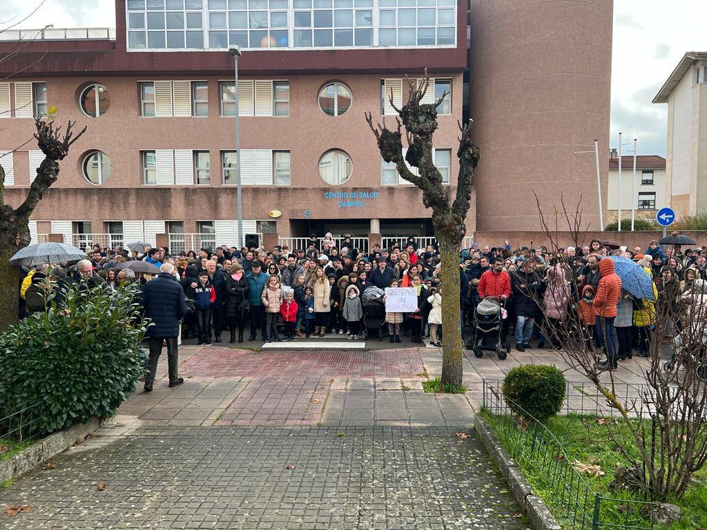 Cientos de personas se concentraron este sábado por la mañana frente al Centro de Salud de Reinosa para reclamar un servicio digno de pediatría.