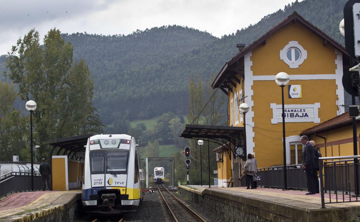 Un tren de la línea Santander-Bilbao llega a la estación de Gibaja, en Ramales de la Victoria. 