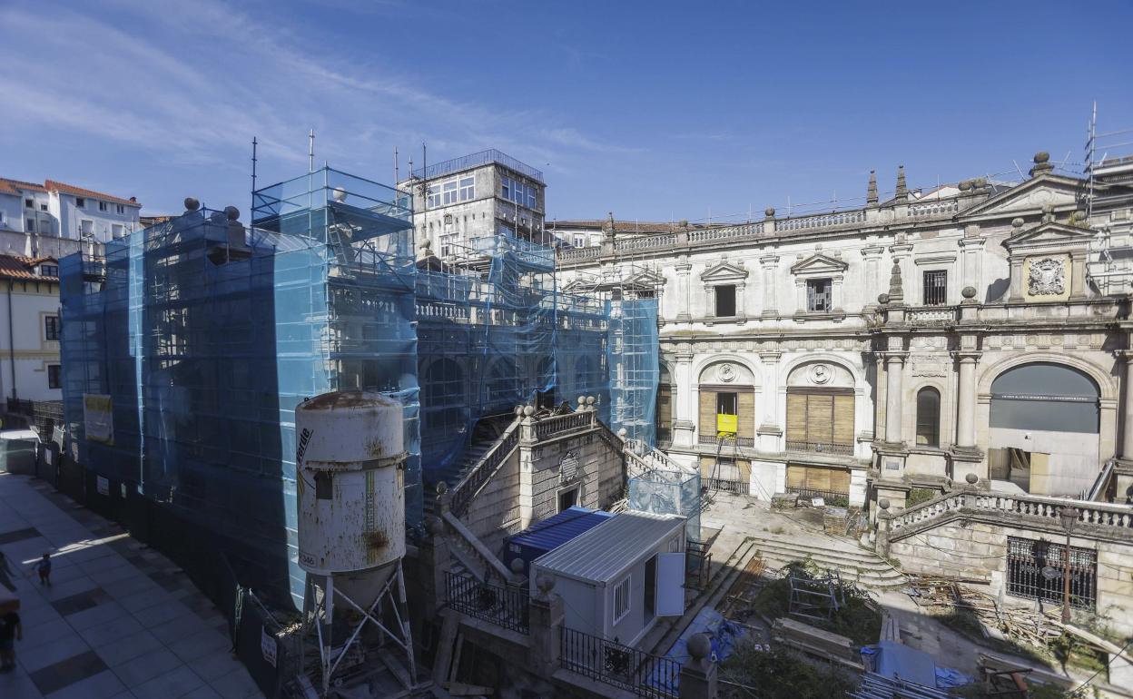 Andamios, mallas y materiales de obra cubren y rodean el histórico inmueble del polígrafo santanderino. 