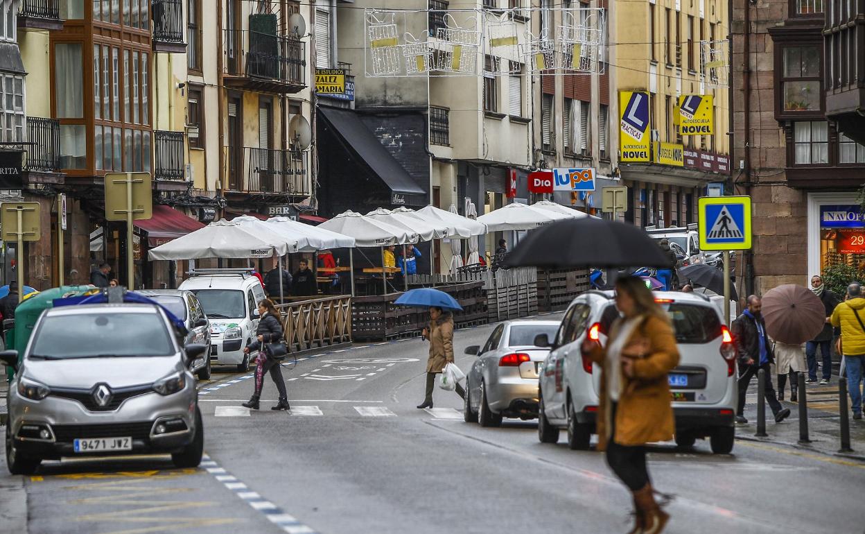 La calle Julián Ceballos conserva las plazas de aparcamiento y evita la peatonalización