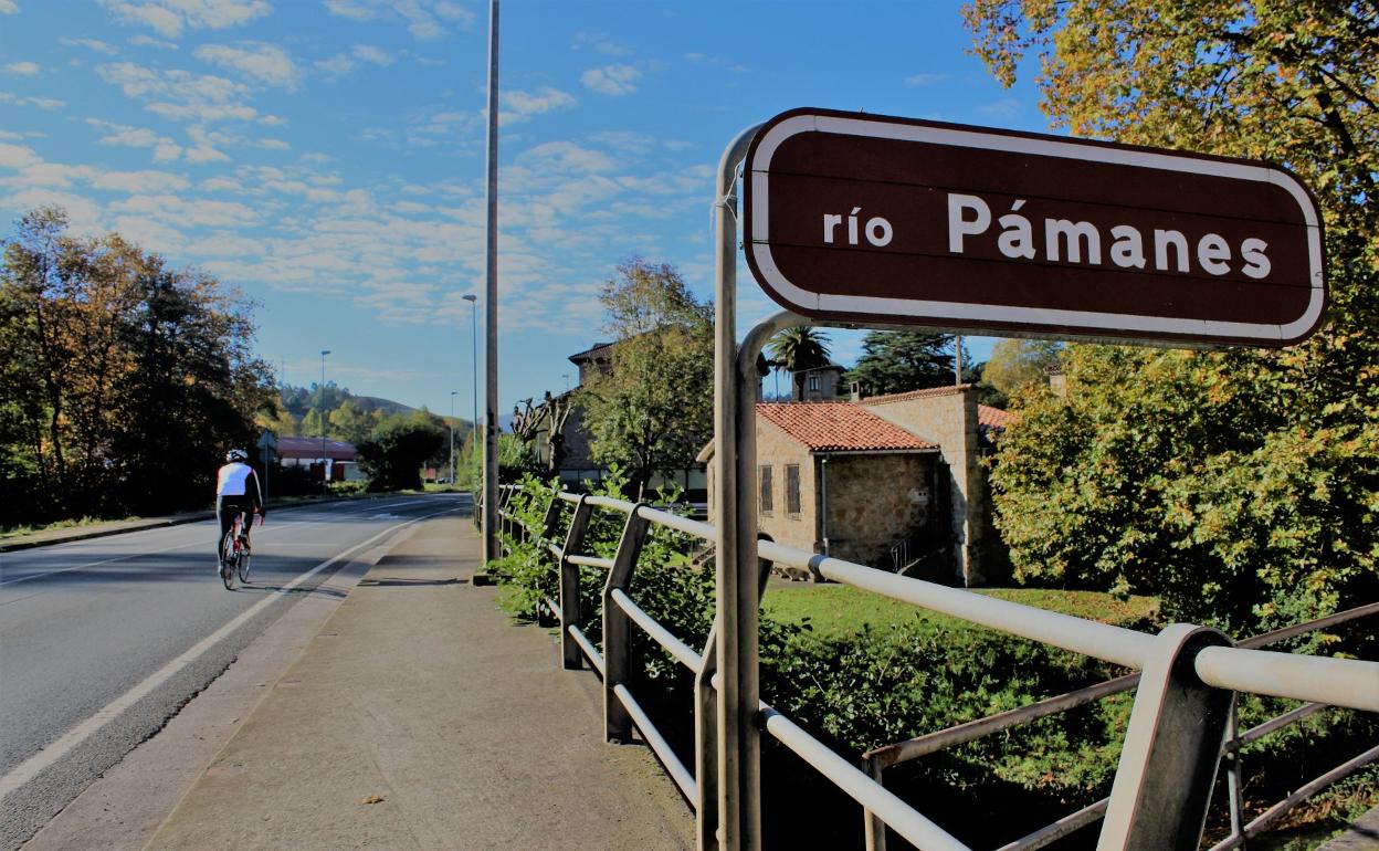 Un ciclista atraviesa el puente de la carretera Nacional- 634 a su paso por Pámanes. 