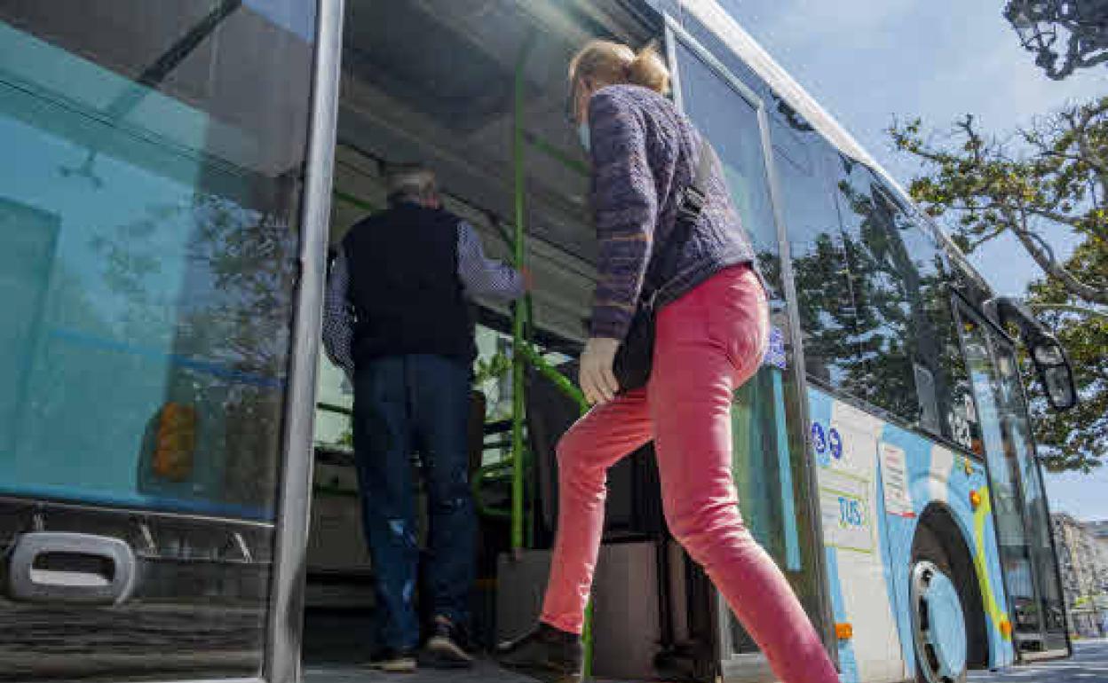 Imagen de archivo de una pasajera entrando a uno de los autobuses municipales de Santander.