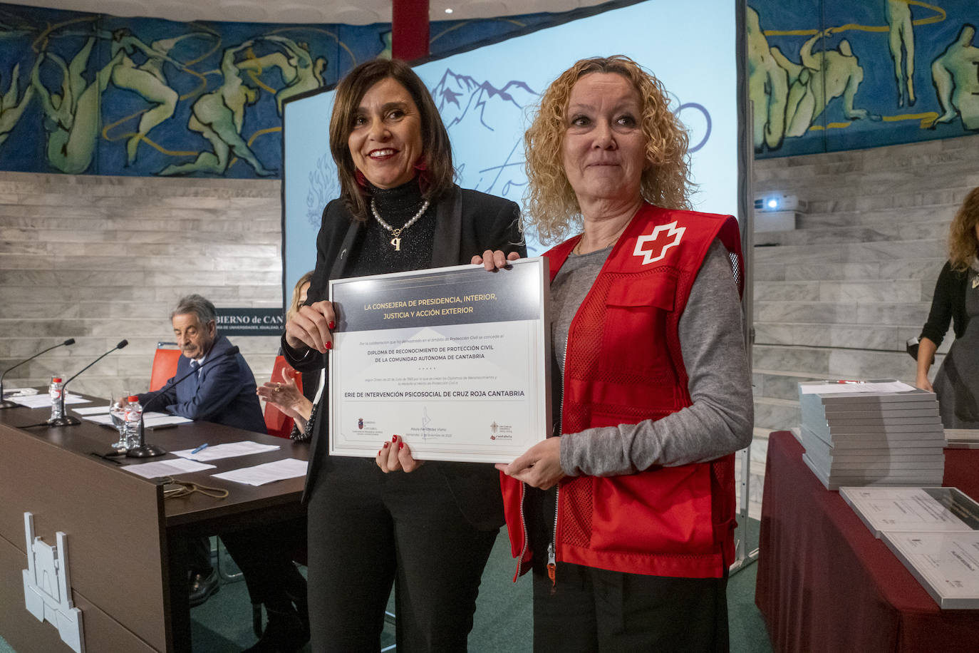 La consejera Paula Fernández entregó el diploma al Mérito de Protección Civil al Equipo de intervención psicosocial de Cruz Roja.