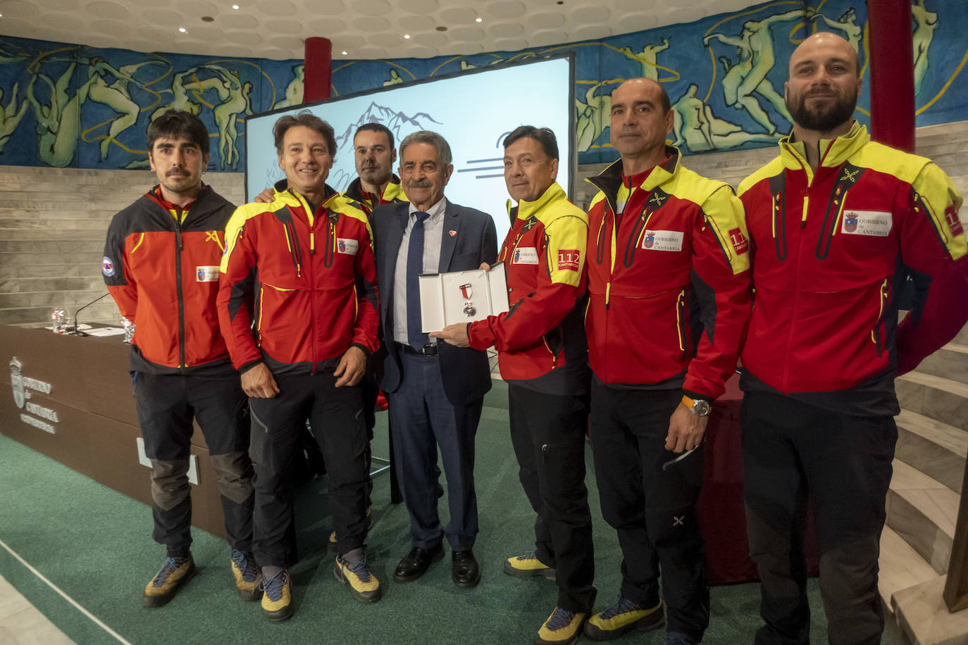 El equipo de intervención de Protección Civil recibió la Medalla de Plata por su participación en un rescate de gran dificultad acontecido en la Nochebuena de 2020 en San Roque de Riomiera, que tuvo como protagonista a una familia de Madrid y se llevó a cabo en condiciones extremas.