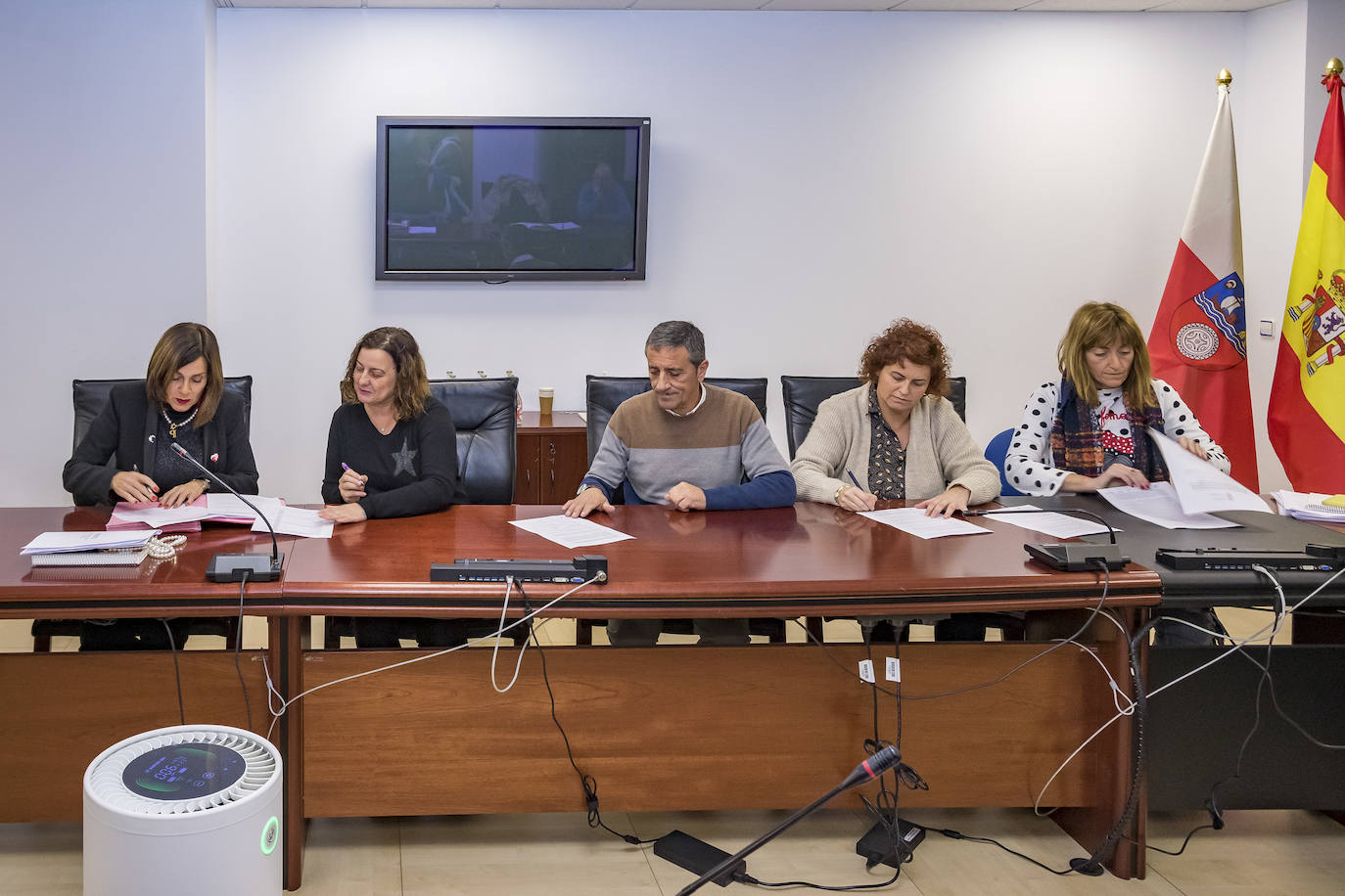 La consejera de Presidencia, Paula Fernández, junto a los representantes sindiales durante la firma del acuerdo. 