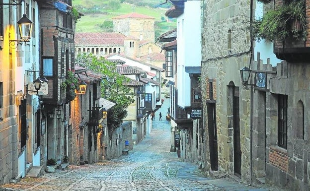 Vista de una de las calles de Santillana. 