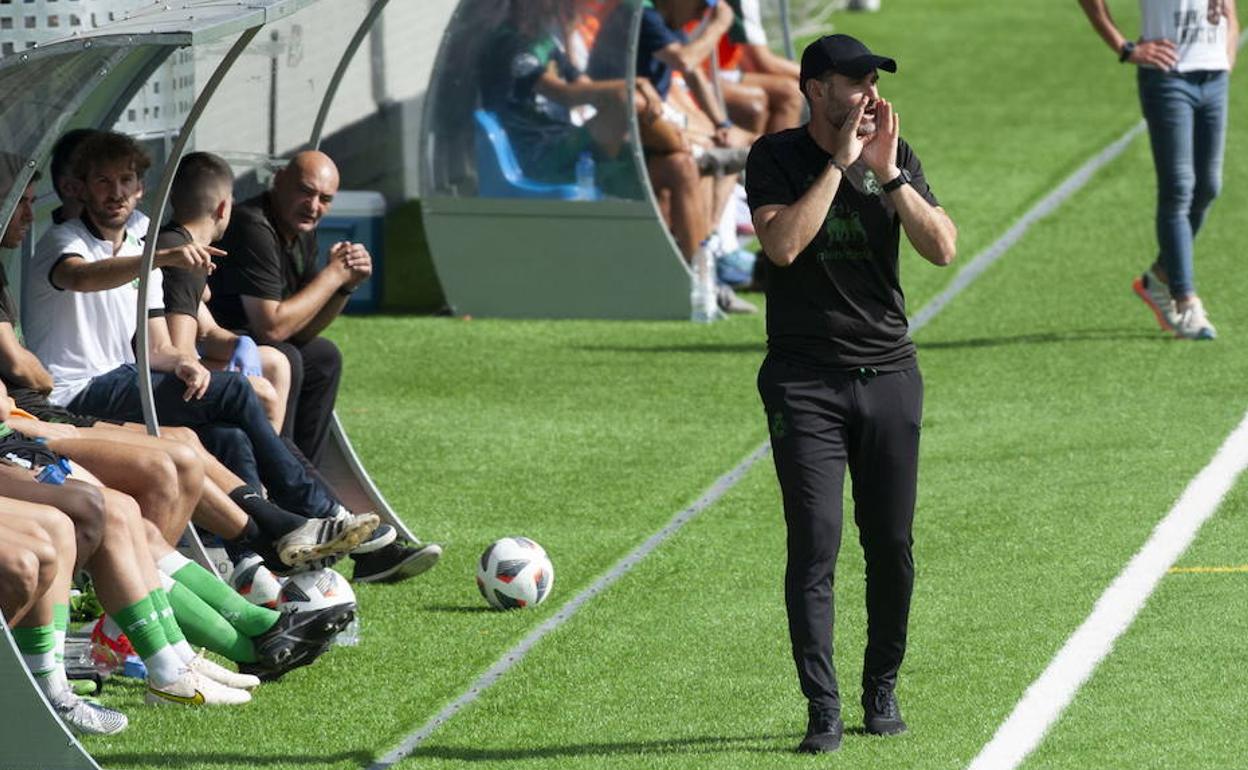 Ezequiel Loza, en el banquillo del Rayo Cantabria. 