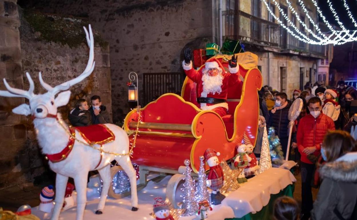 Papá Noel estará en Cartes hasta el desfile del 23 de diciembre por las calles de la localidad.