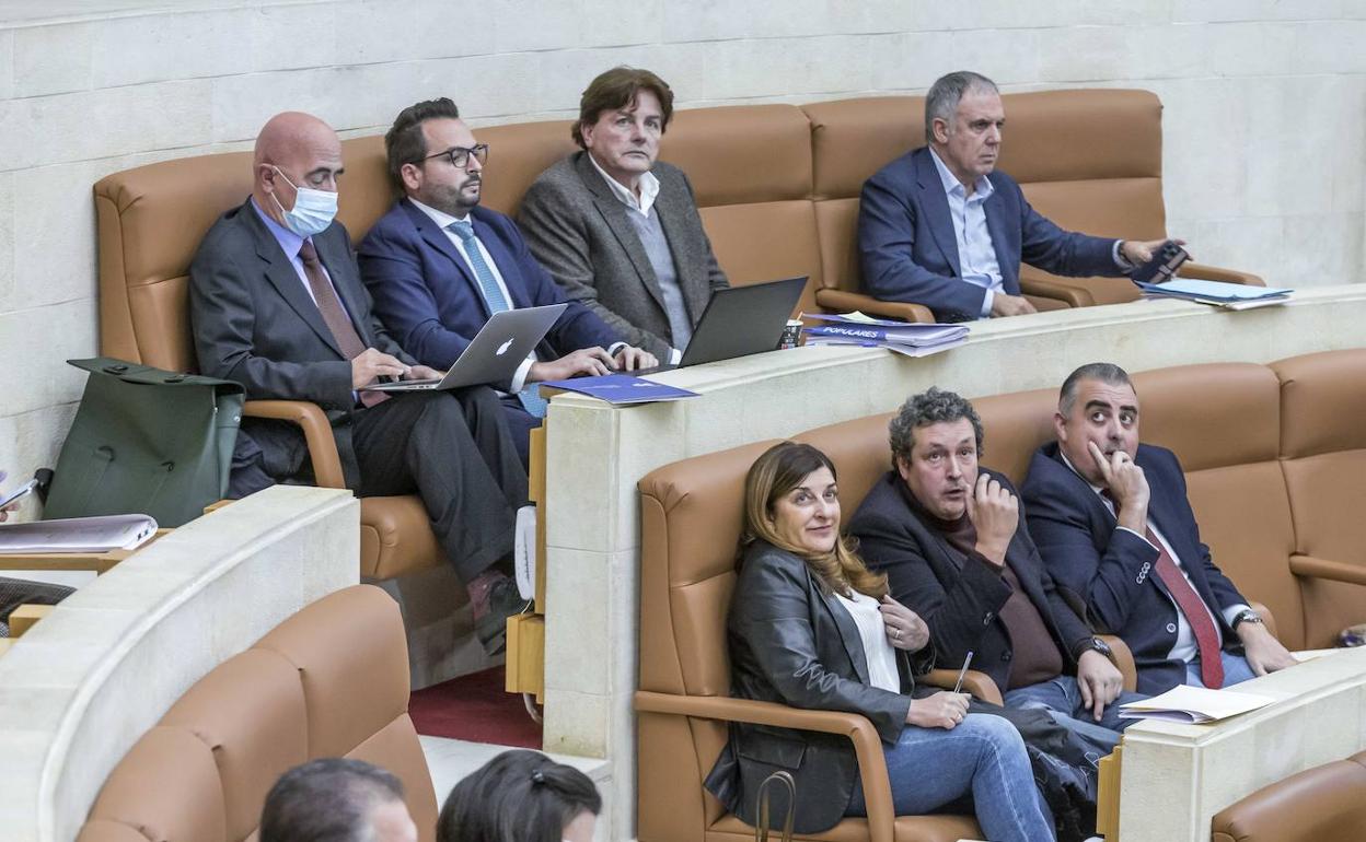 La bancada popular, durante el debate de este lunes en el Parlamento de Cantabria