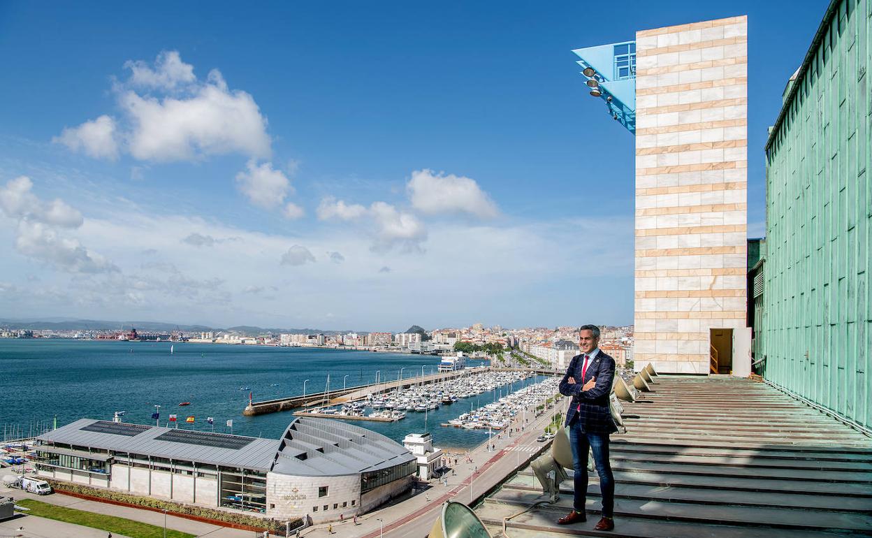 Pablo Zuloaga en la cubierta del Palacio de Festivales que se convertirá en terraza, en una imagen cedida por el Gobierno. 