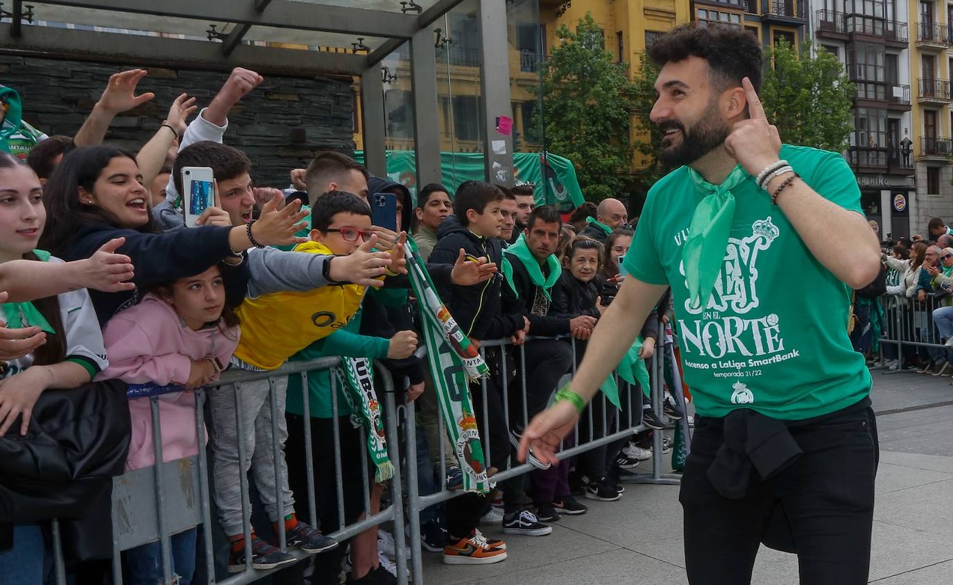 Fuera de su seriedad habitual, en la celebración del ascenso en la Plaza del Ayuntamiento de Santander.