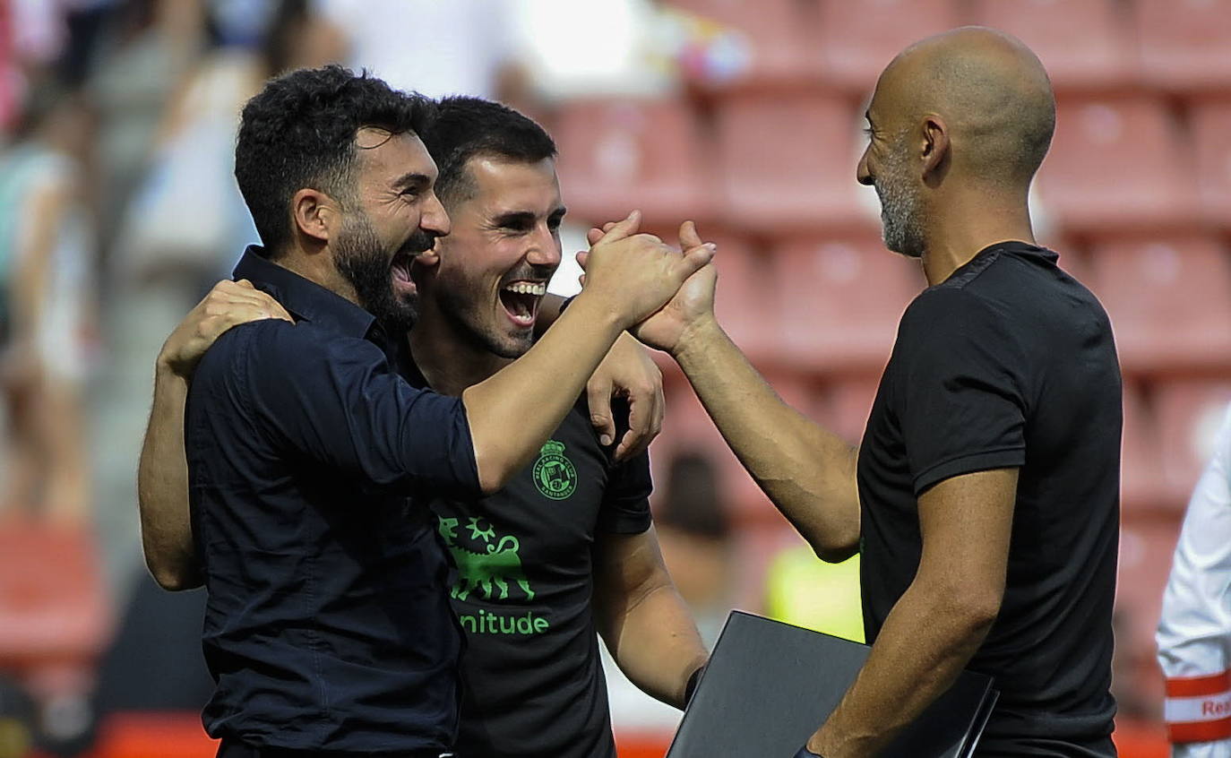 Celebrando el triunfo de esta temporada en Gijón, junto al fisioterapeuta Fran Rincón y el entrenador de porteros Pedro Dorronsoro.