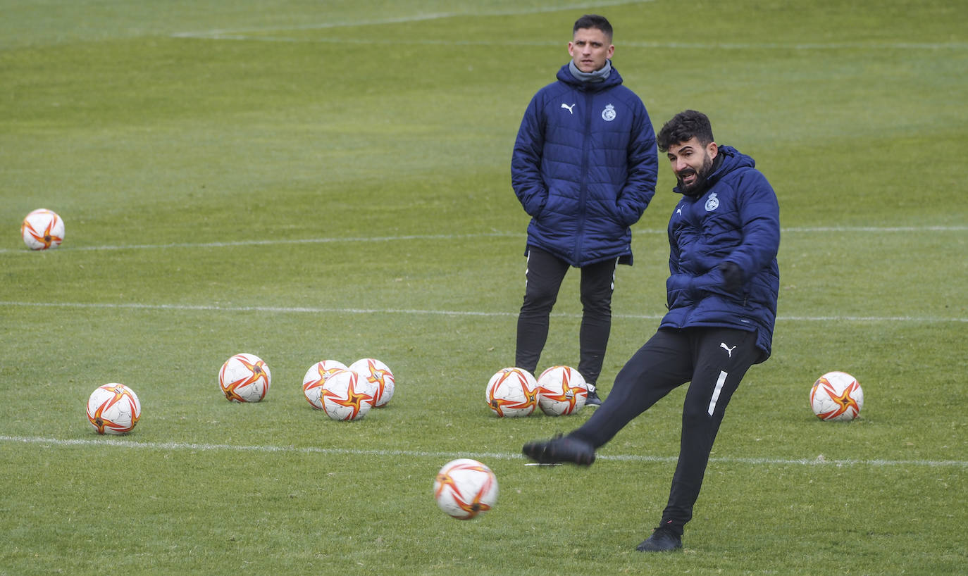 Chuta un balón en La Albericia, junto a David Paredes.