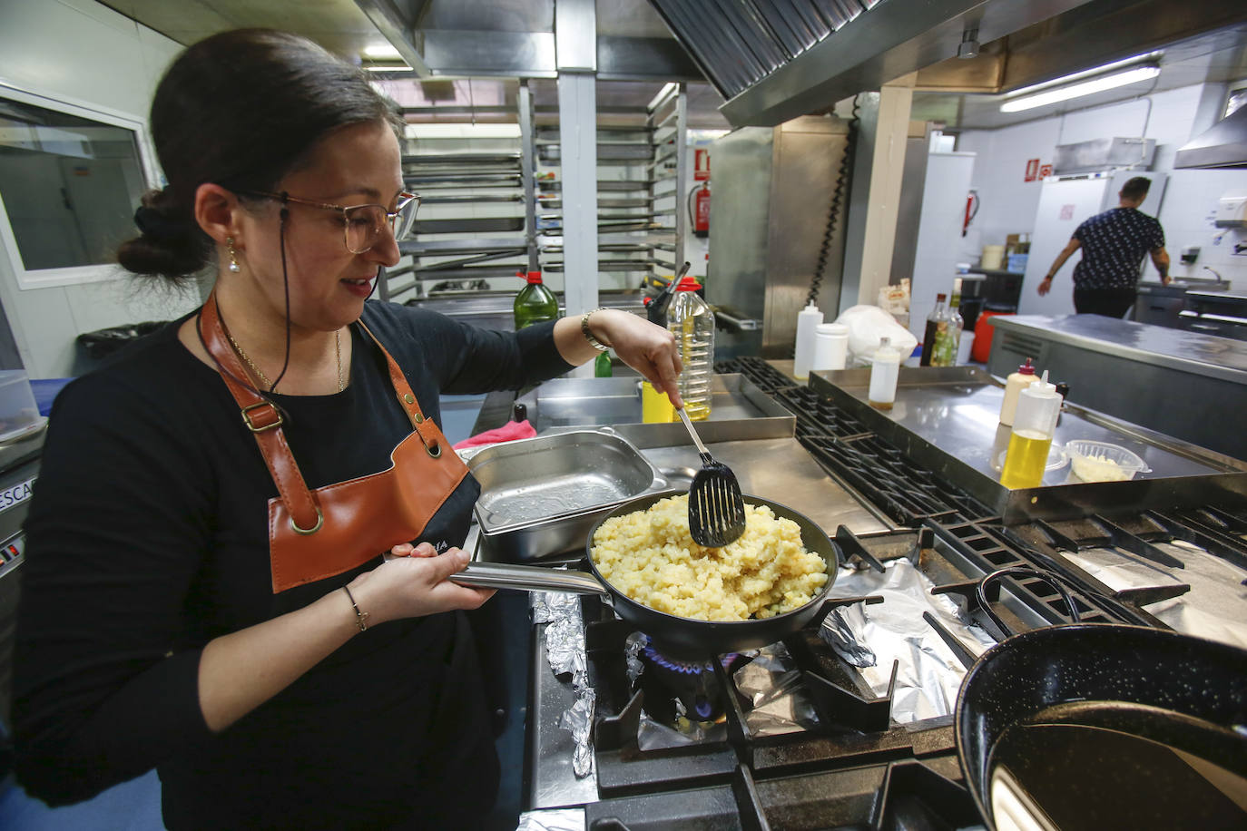 Elena Bandax, propietaria y cocinera de la Cafetería Las Ruedas, en Reinosa, vencedora en la categoría 'Con', elaboró una tortilla rellena de huevos fritos, kebab de pollo y ali oli. 