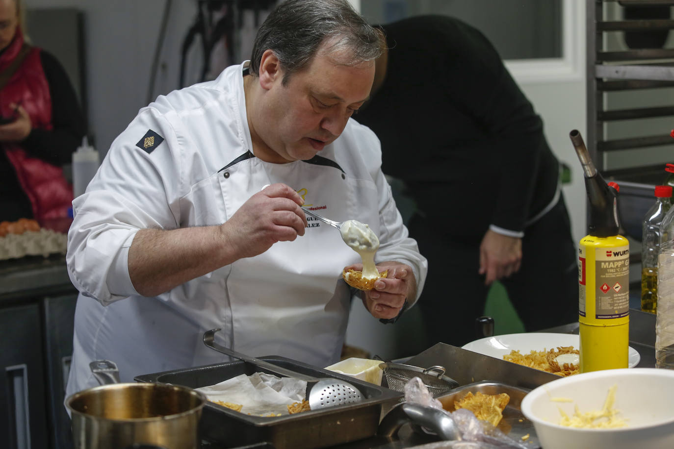 Luis Miguel González (Café Bar Sport La Penilla), ultima la elaboración de su tortilla creativa, un nido de patatas paja y croqueta de yema de huevo semilíquida, sobre crema de patata y cebolleta. 