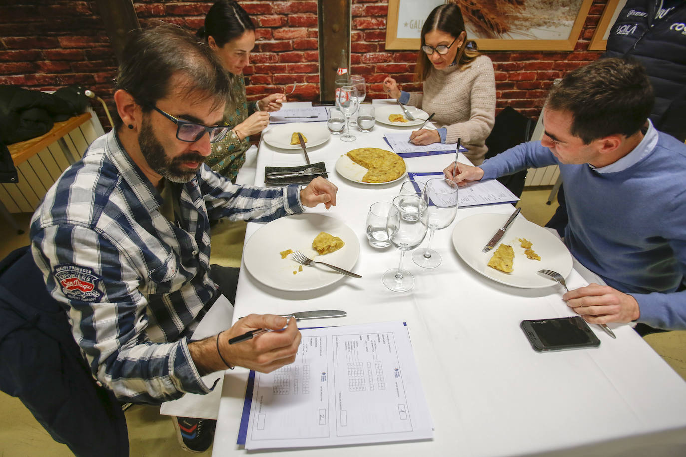 Cristina Fabián (McDonald's Santander), César Muriedas (El Pericote de Tanos), Elvira Abascal (El Nuevo Molino) y Enrique Pérez Malagón (La Cartería), cataron las tortillas presentadas en la categoría tradicional. 