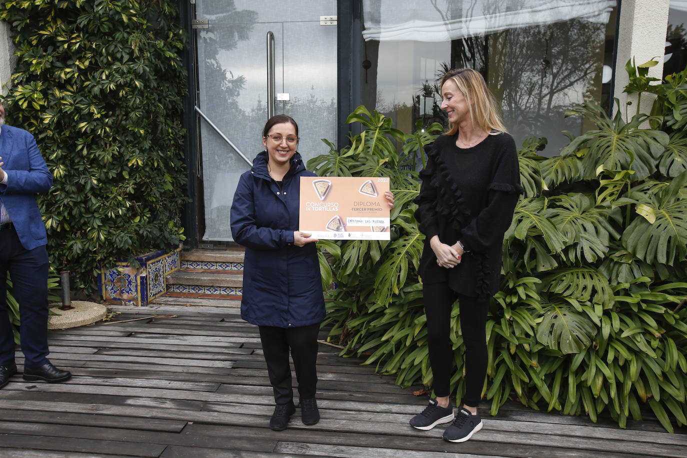 Elena Bandac (Cafetería Las Ruedas, Reinosa), tercera Mejor Tortilla Creativa, y Bárbara Gutiérrez, directora general de la AEHC. 