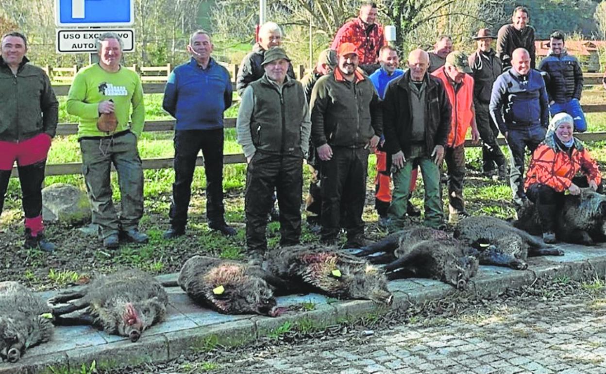 Integrantes de la cuadrilla 33, capitaneada por Ismael Blanco, con los diez jabalíes que abatieron el sábado en el monte lebaniego de Arabedes. 