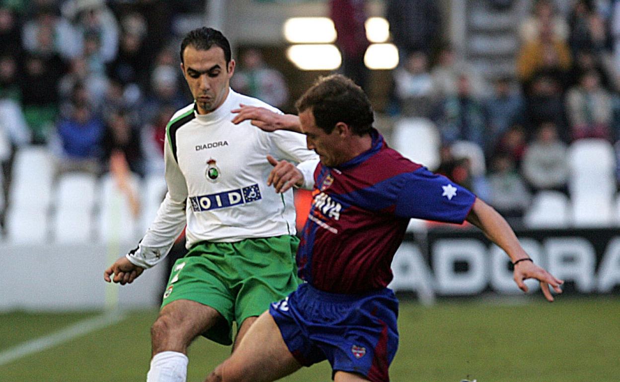 Potente. Regragui, durante un partido con el Racing en 2005. 