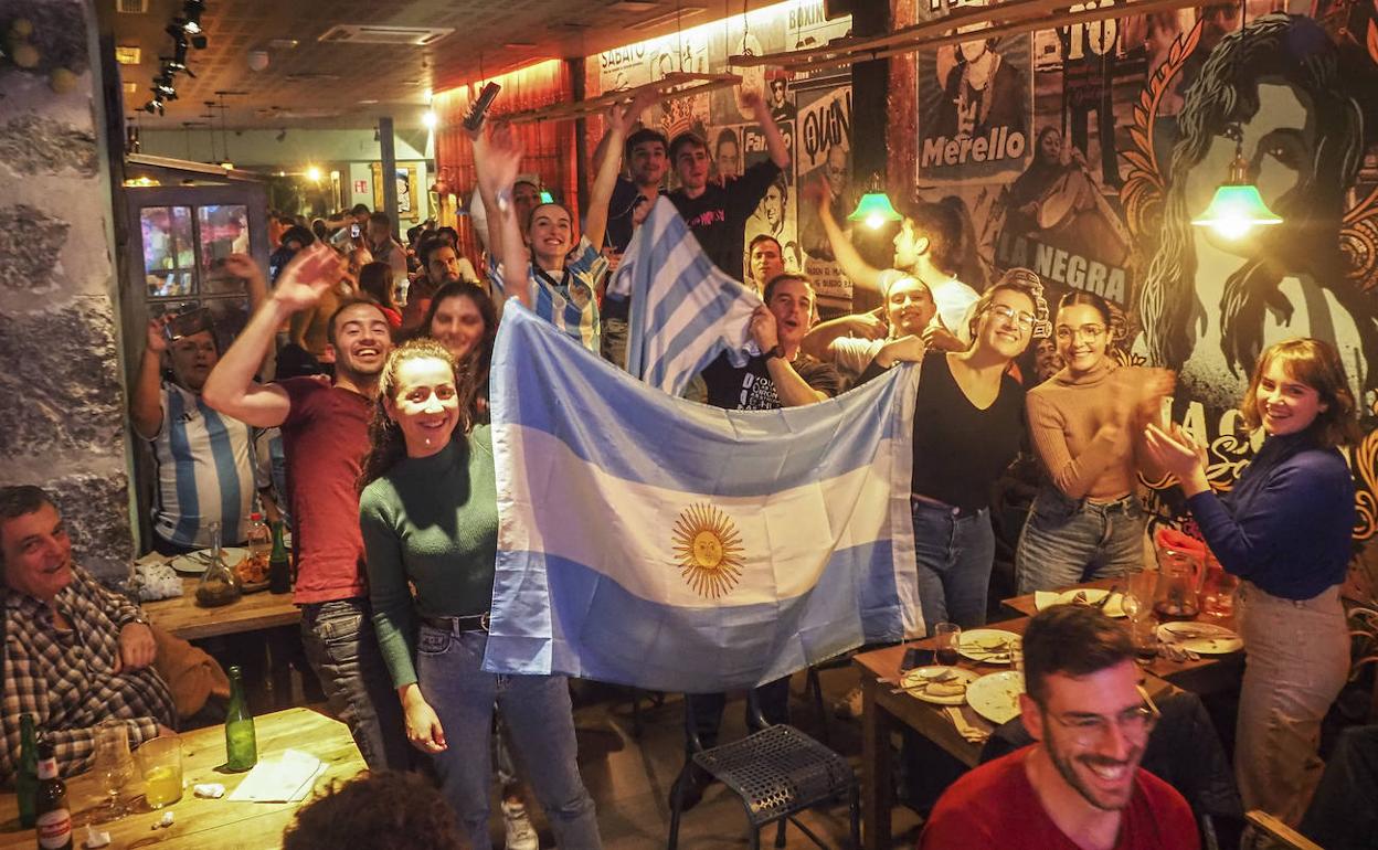 Los aficionados argentinos en El Bulín de La Tasca animan a la selección durante el partido ante Croacia.