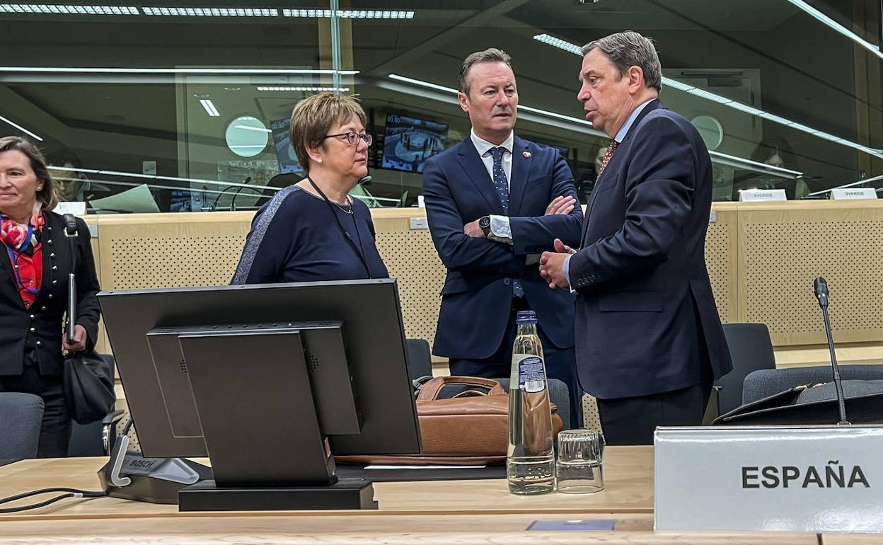 Alicia Villauriz (secretaria general de Pesca del Ministerio), el consejero Guillermo Blanco y el ministro Luis Planas.