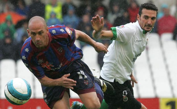 Personalidad. Scaloni, en un duelo que enfrentó al Racing y al Levante en 2006. 