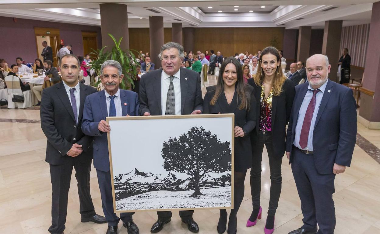 Eneko Valle, Miguel Ángel Revilla, Francisco Asón, la artista Garazi Puyo, Marta Barca y Fernando de la Pinta, anoche, junto con el Tejo Cántabro otorgado como premio por parte de los empresarios de campings. 