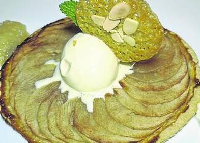 Imagen secundaria 1 - A la izquierda, tarta fina de manzana con helado. A la derecha, fresas salteadas con helado. 