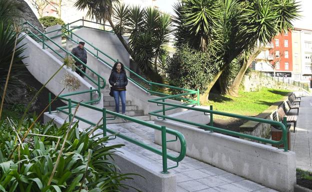 Imagen de las escaleras del Parque Recaredo que han sido demolidas.