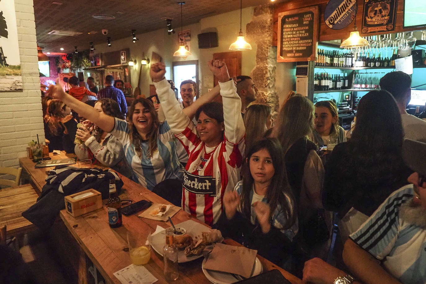 Los aficionados argentinos animaron a la selección frente a Croacia durante el partido en El Bulín de la Tasca, en Santander.