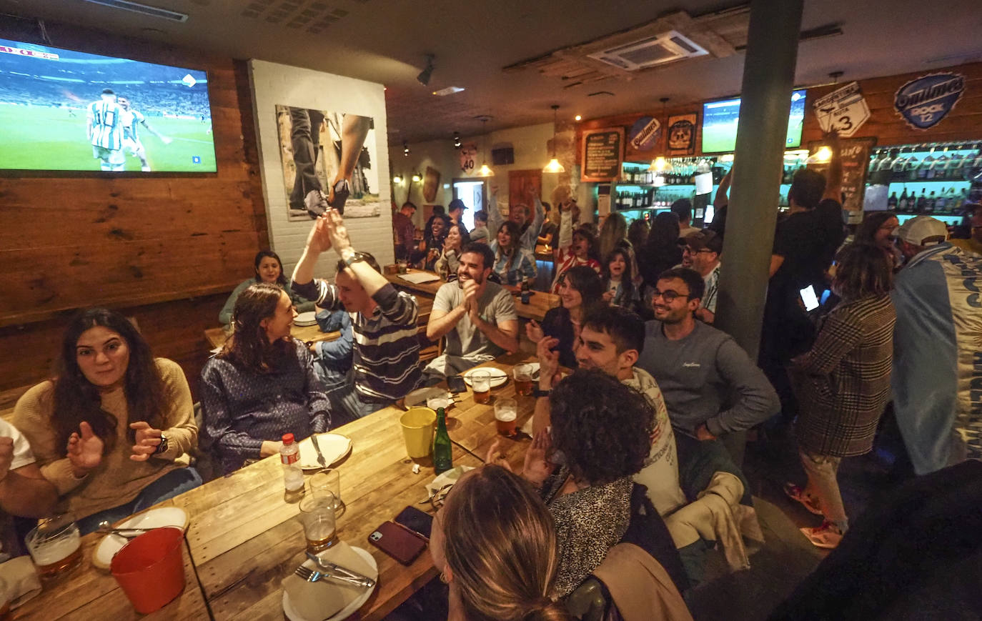 Los aficionados argentinos animaron a la selección frente a Croacia durante el partido en El Bulín de la Tasca, en Santander.