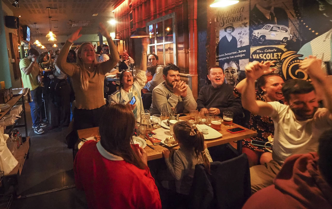 Los aficionados argentinos animaron a la selección frente a Croacia durante el partido en El Bulín de la Tasca, en Santander.