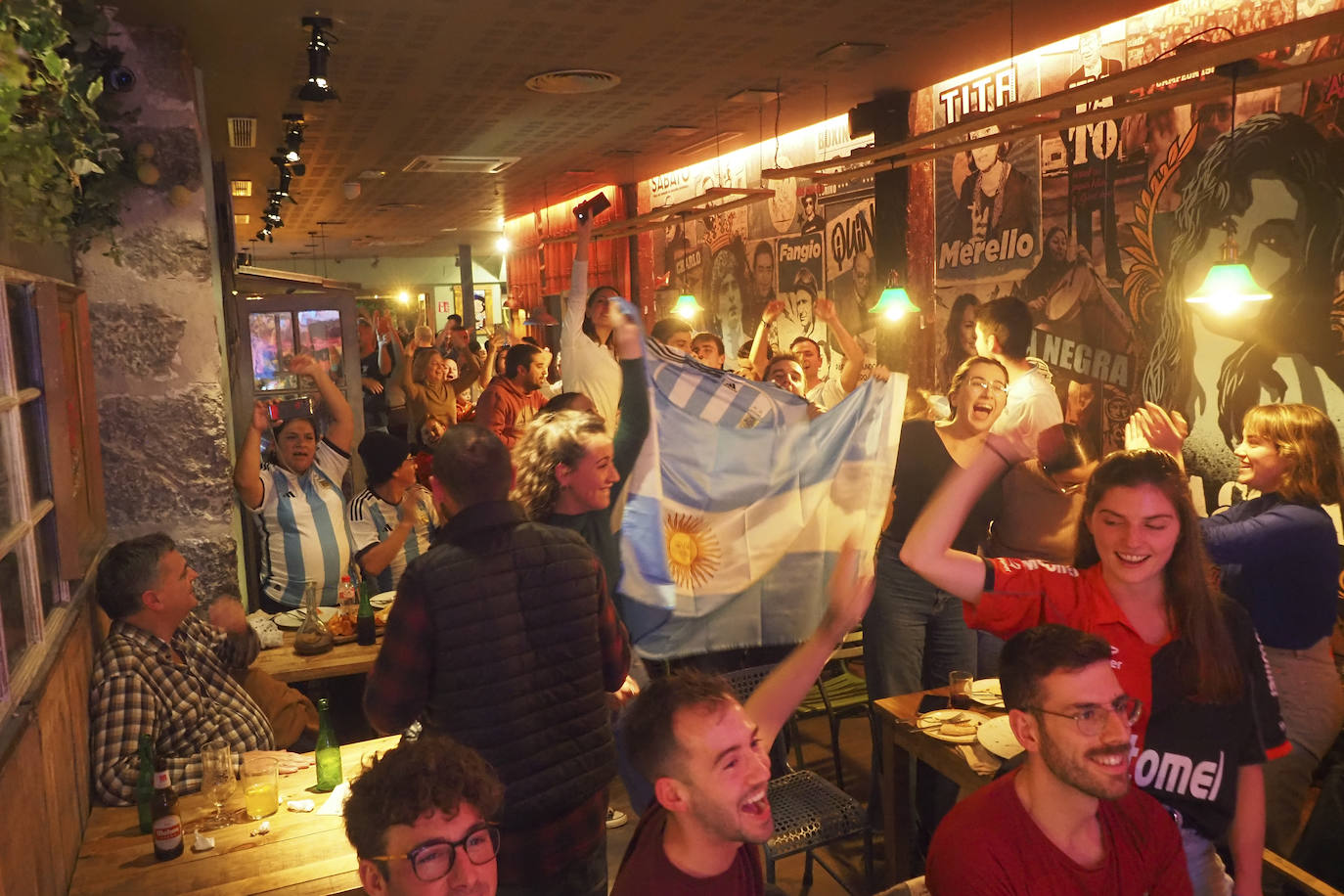 Los aficionados argentinos animaron a la selección frente a Croacia durante el partido en El Bulín de la Tasca, en Santander.