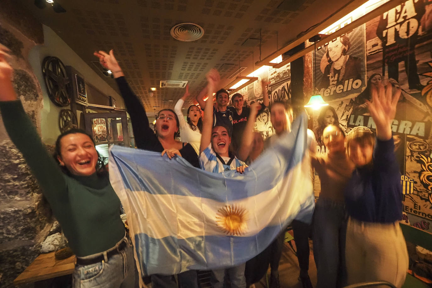 Los aficionados argentinos animaron a la selección frente a Croacia durante el partido en El Bulín de la Tasca, en Santander.